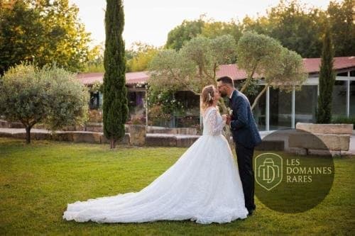 Mariage : couple dans les jardins