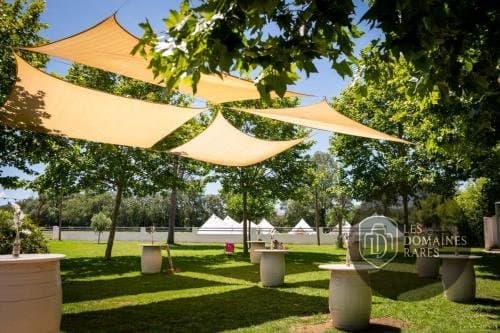 Extérieur : tentes et chapiteaux dans le jardin
