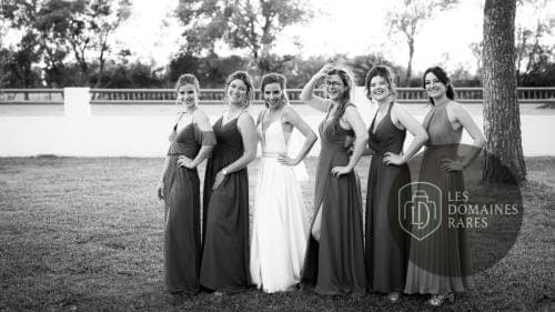 Groupe de femmes dans le jardin