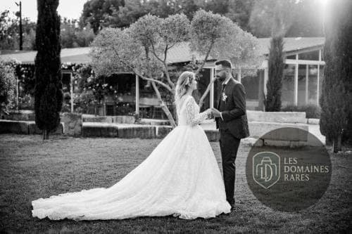Couple dans le jardin du domaine