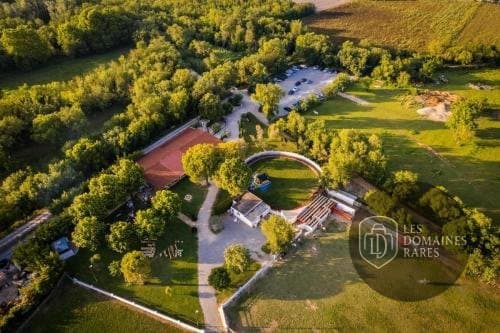 Vue aérienne du domaine et arènes