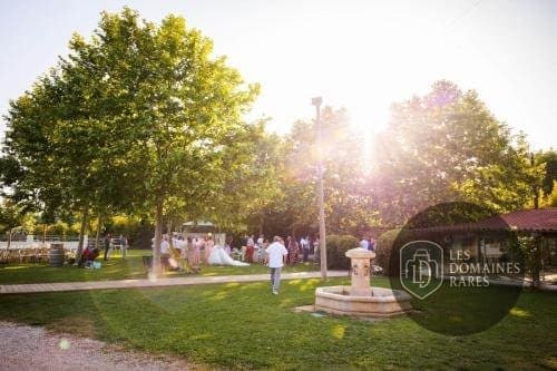 Jardin du domaine avec fontaine