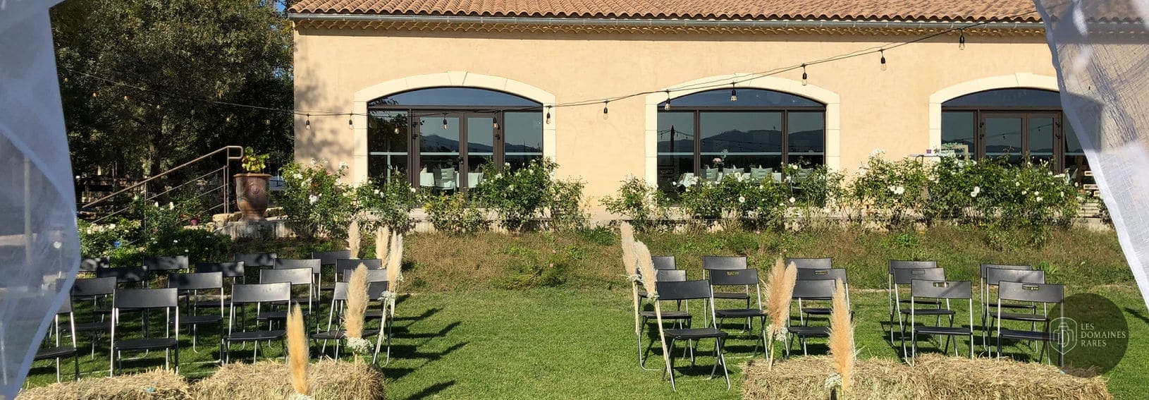 Préparation d'une cérémonie extérieure, chaises