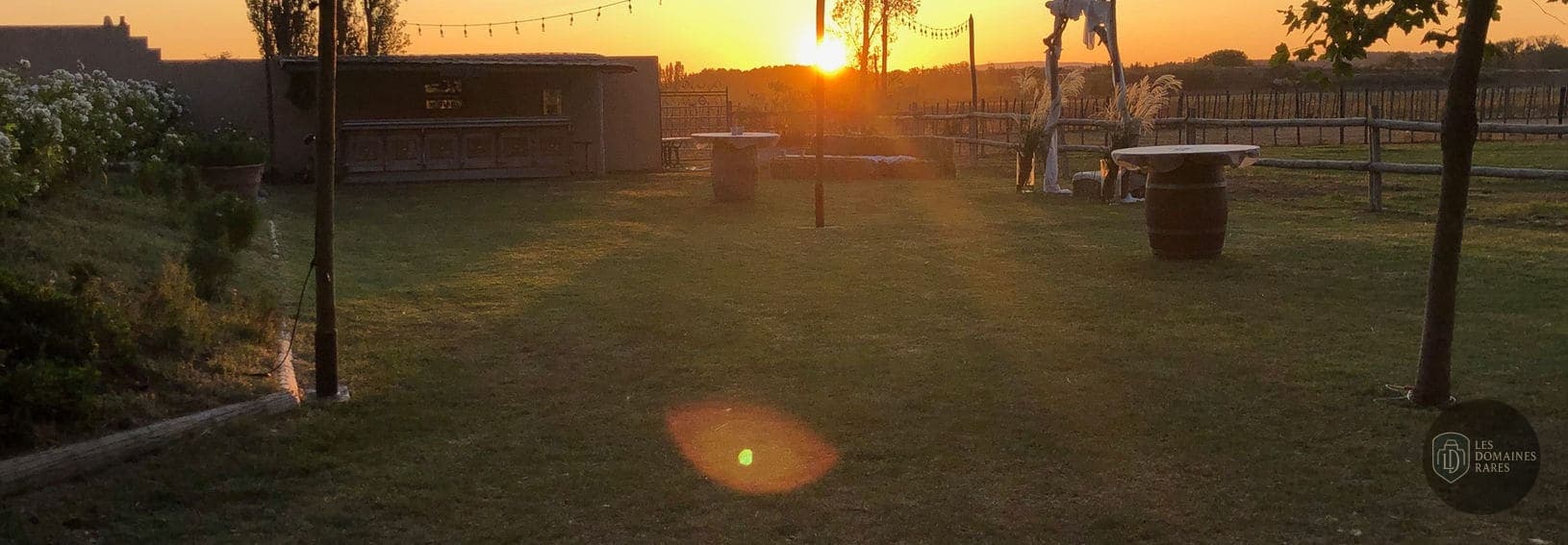 Extérieur : jardin au coucher du soleil