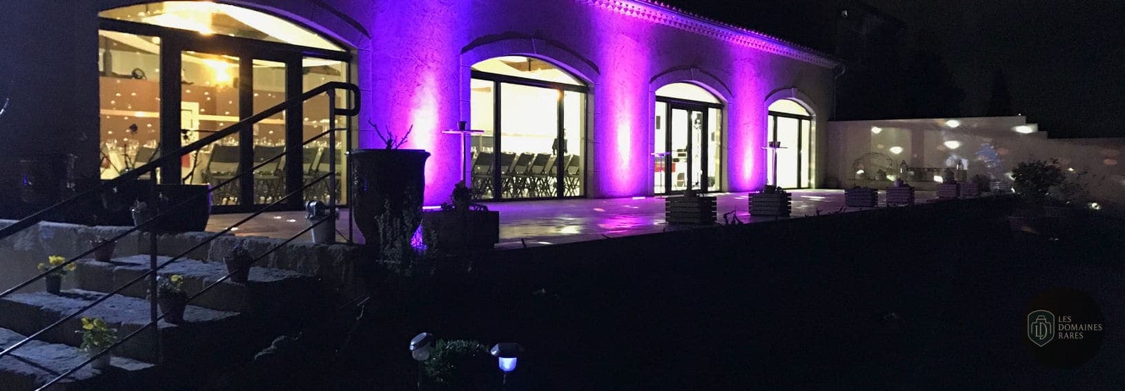 Façade éclairée la nuit