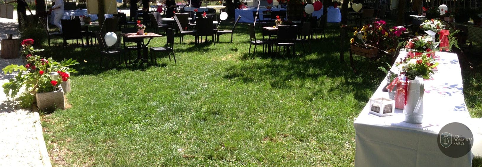 Jardin avec tables pour réception