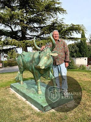 Statue de taureau et propriétaire