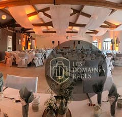 Salle de réception décorée