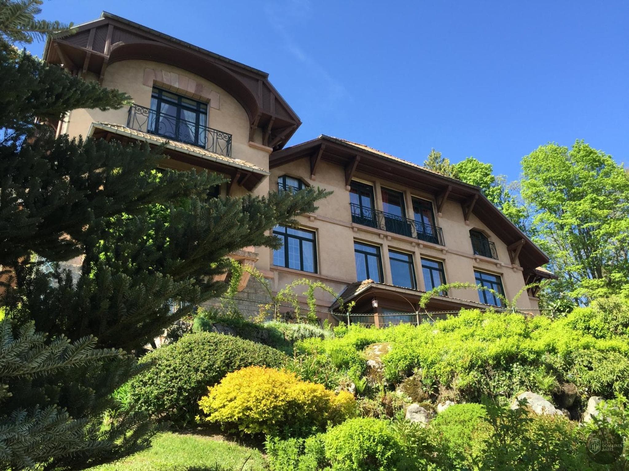 Vue extérieure du manoir Manoir au Lac à La en Grand Est