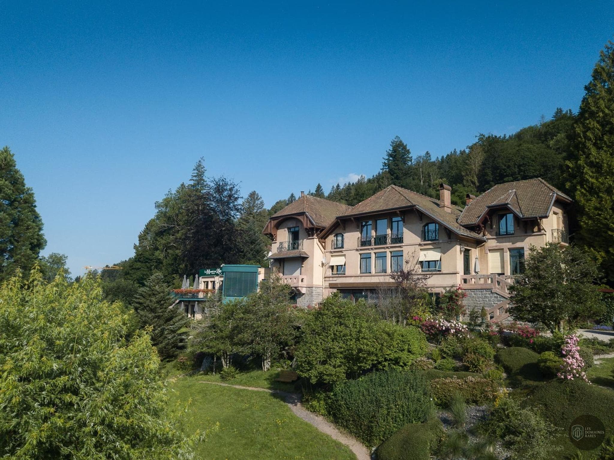 Vue extérieure du manoir Manoir au Lac à La en Grand Est