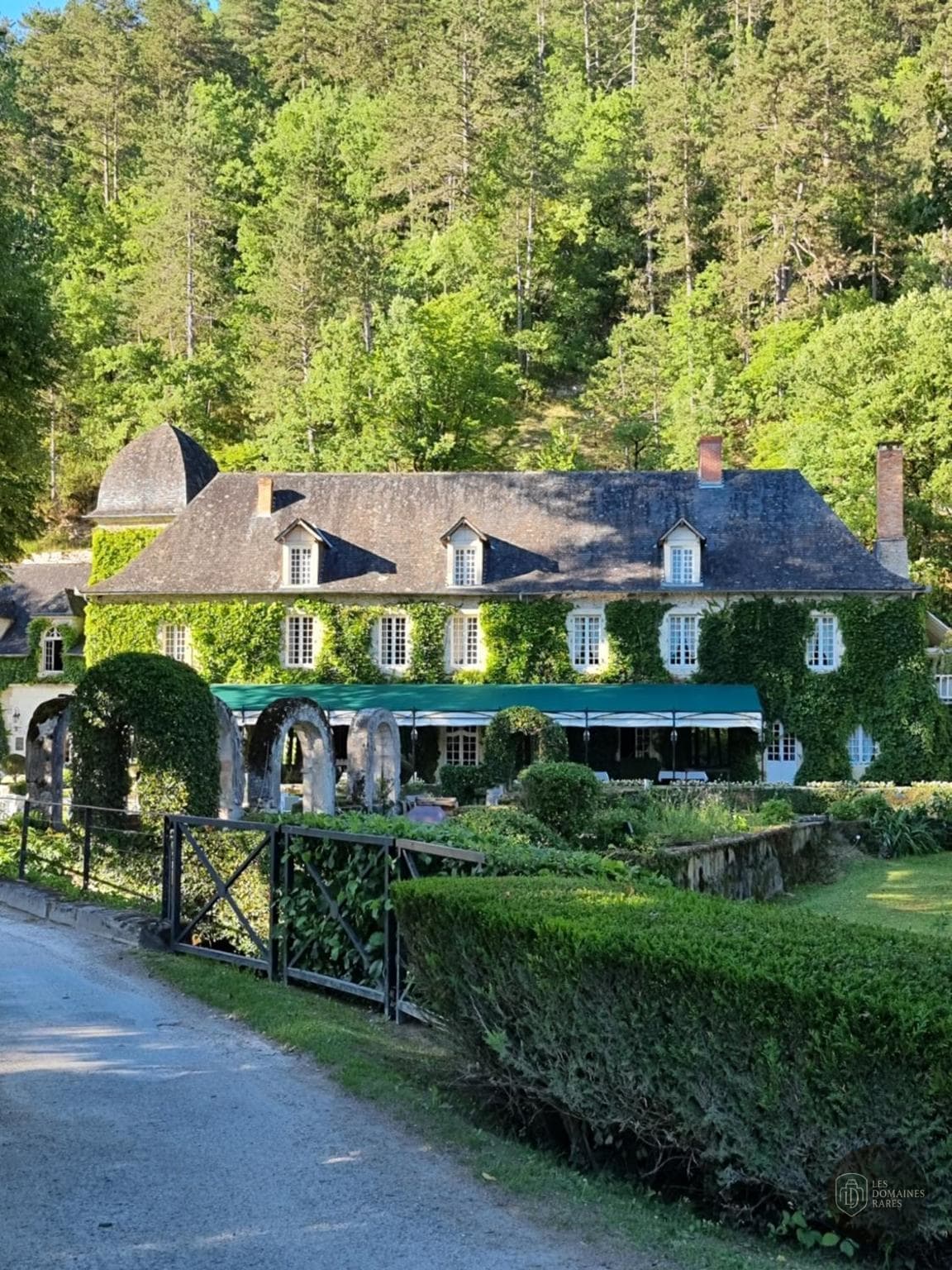 Vue extérieure du manoir Manoir d'Hautegente à Coly en Nouvelle-Aquitaine