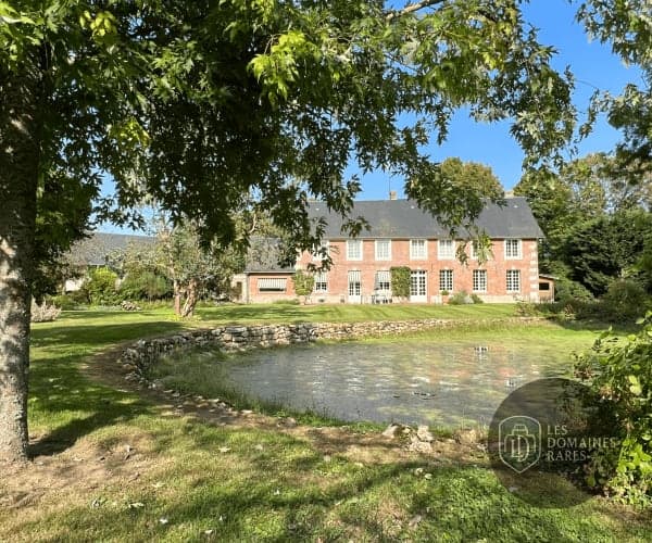Vue extérieure du manoir Manoir de Corny en Normandie