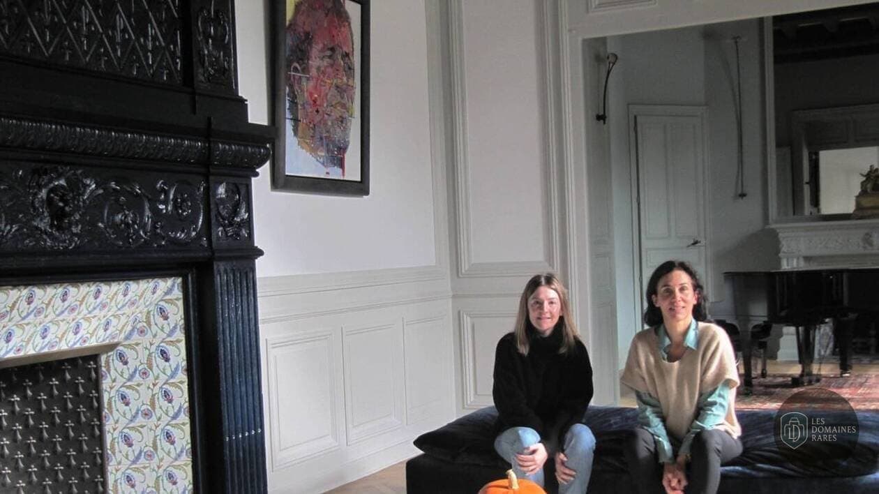 Intérieur du manoir avec cheminée