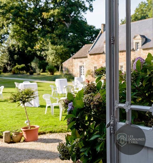 Jardin avec tables et chaises