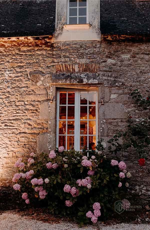 Façade en pierre illuminée le soir