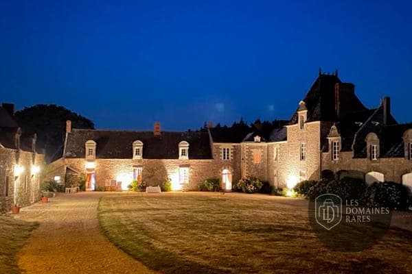 Vue nocturne du manoir illuminé
