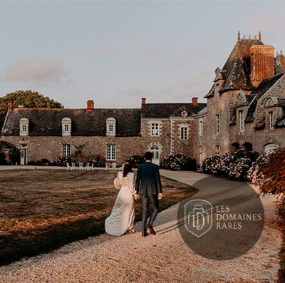 Couple marié devant le manoir