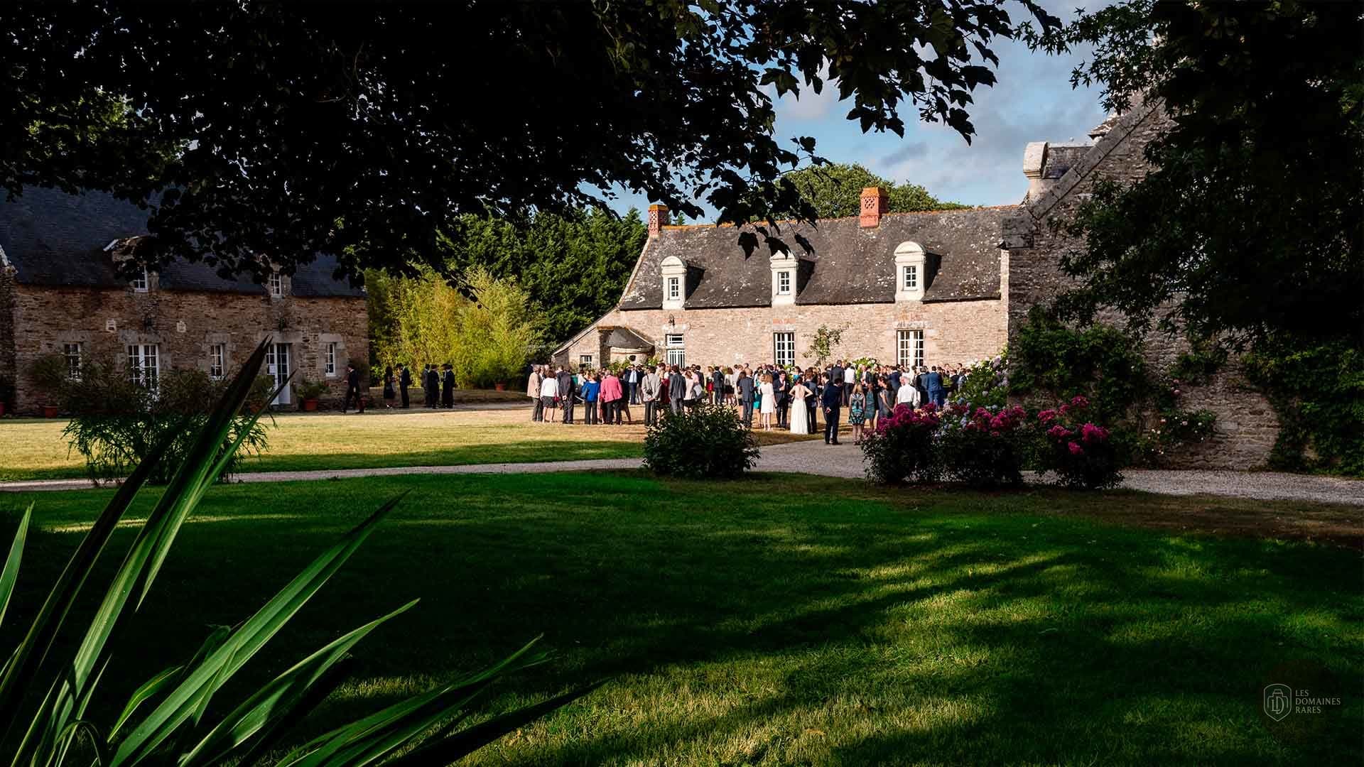 Vue du manoir et du jardin