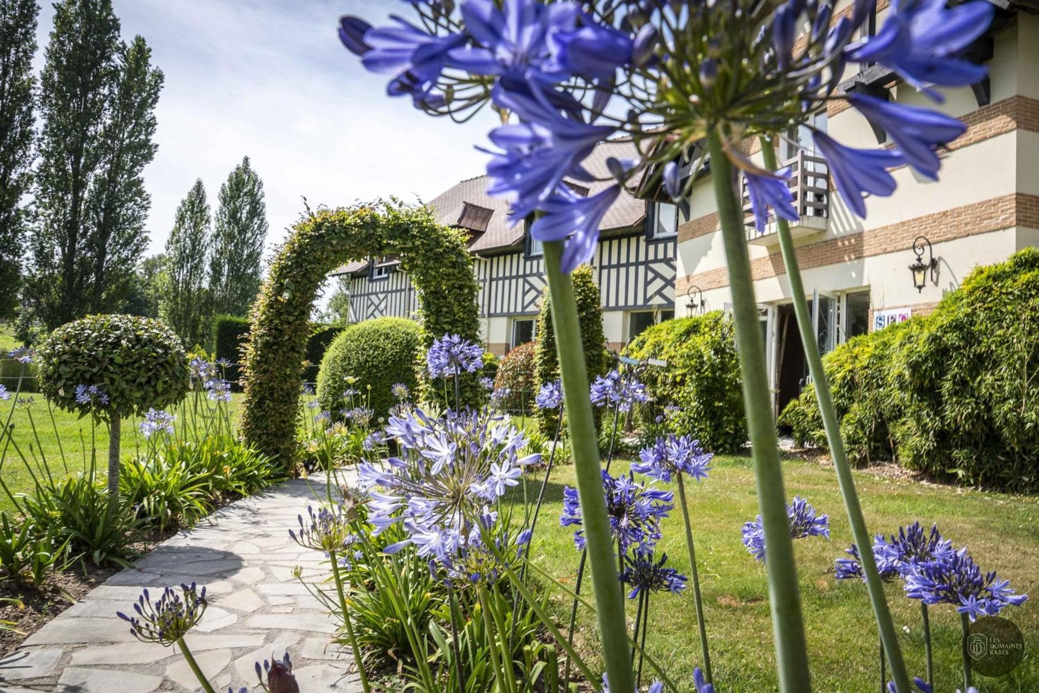 Vue extérieure du manoir Manoir de La Poterie à Cricqueboeuf en Normandie