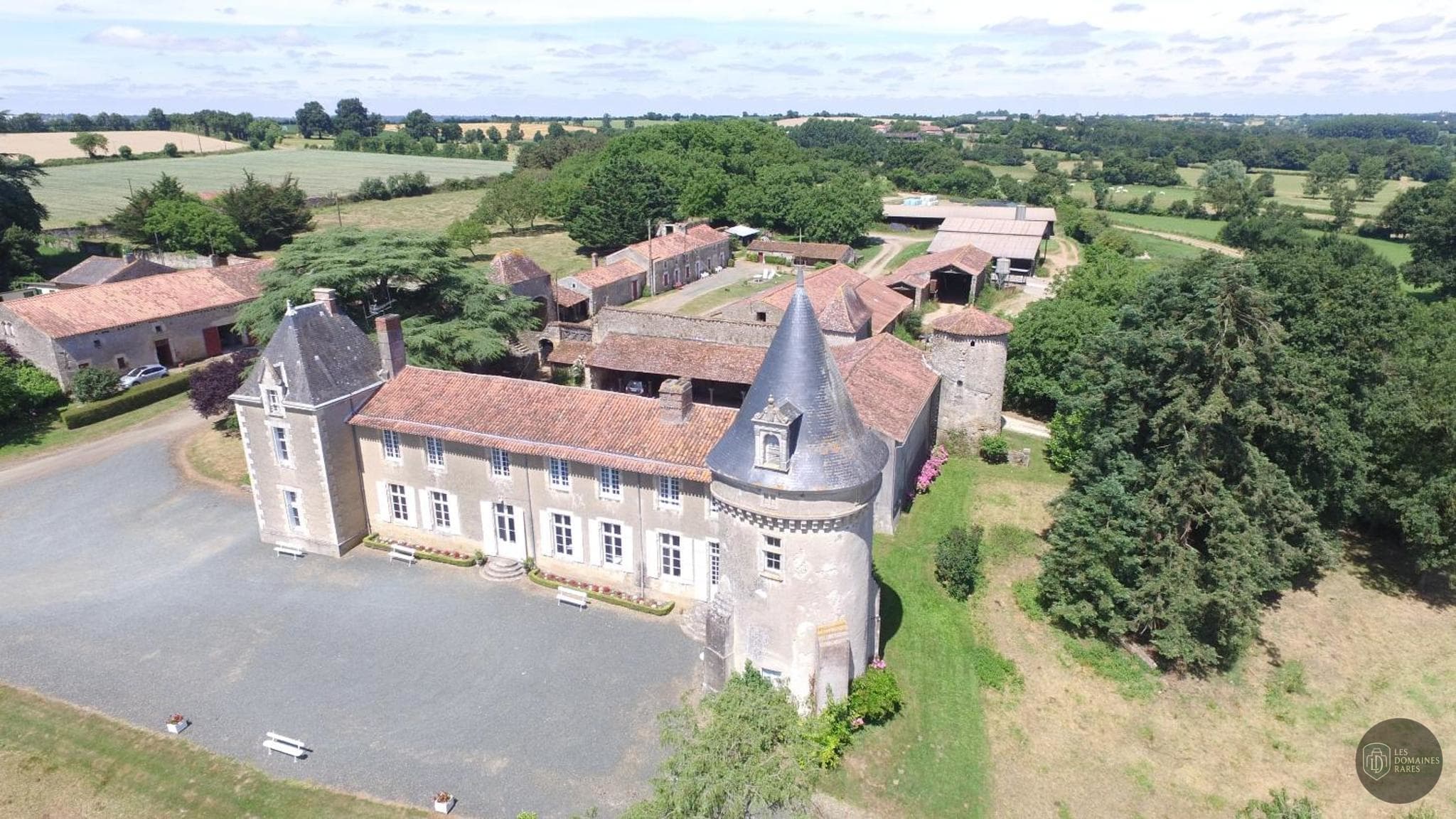 Vue extérieure du manoir Manoir de Ponsay à Chantonnay en Pays de la Loire