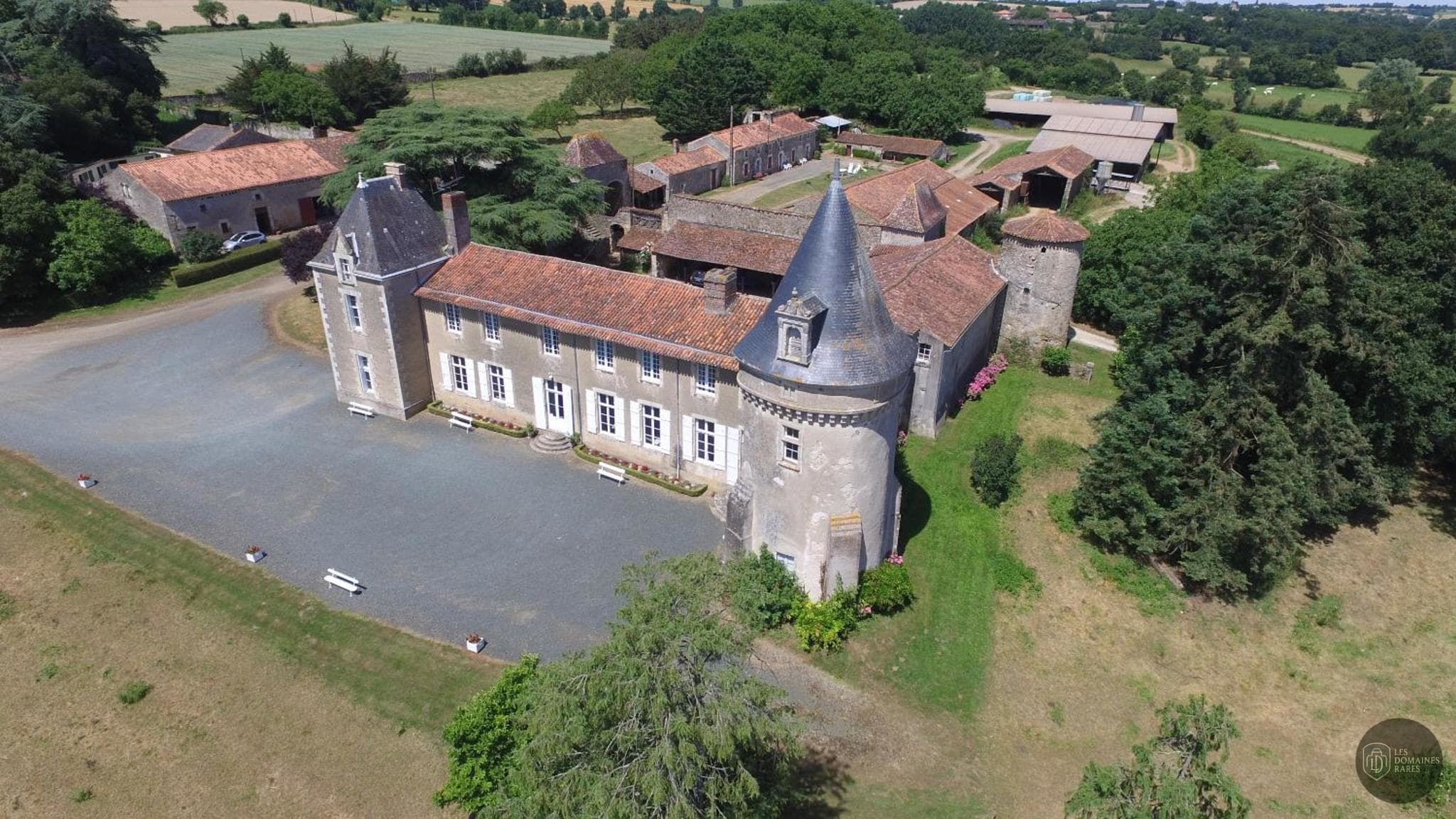 Vue extérieure du manoir Manoir de Ponsay à Chantonnay en Pays de la Loire