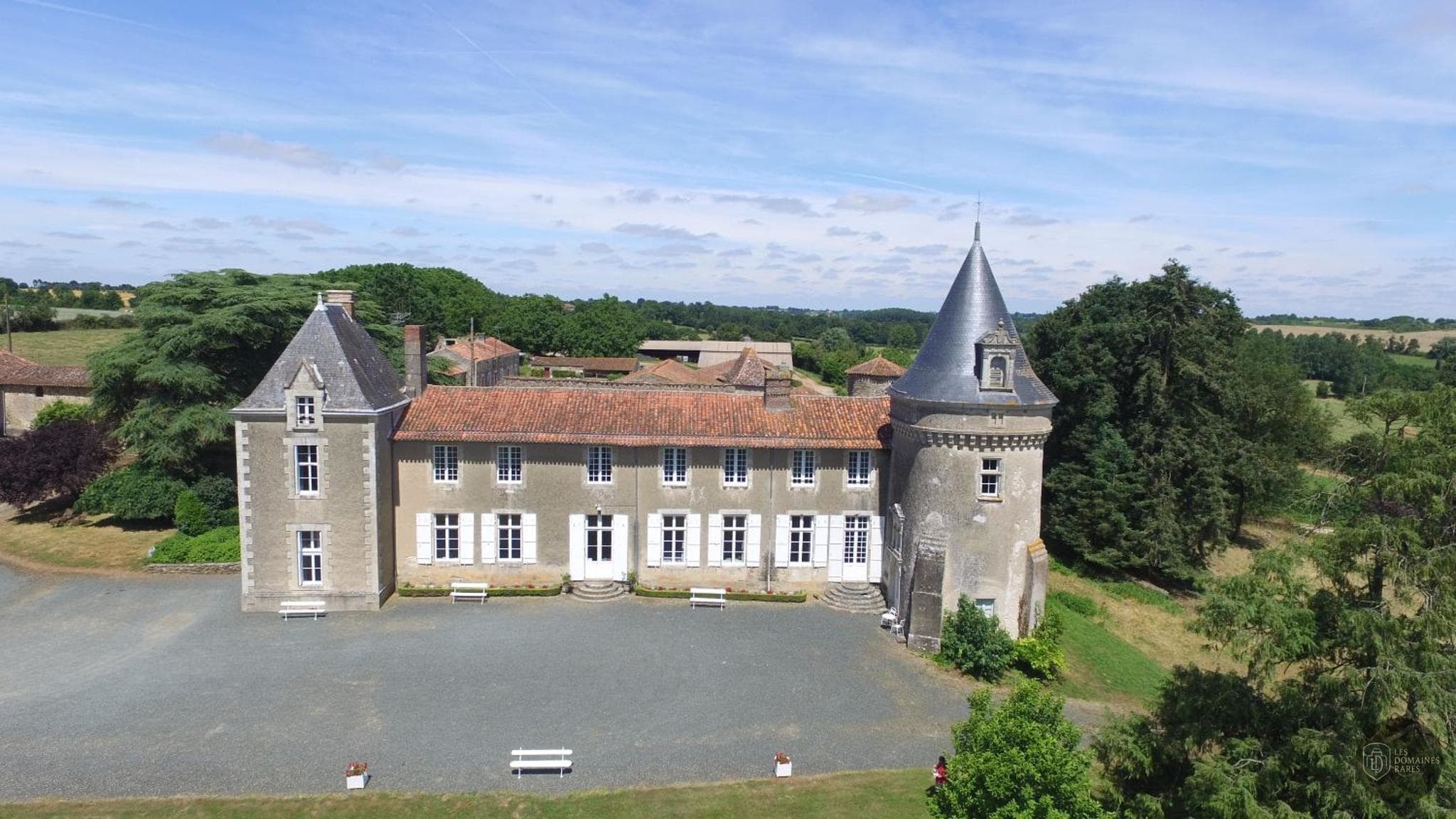 Vue extérieure du manoir Manoir de Ponsay à Chantonnay en Pays de la Loire