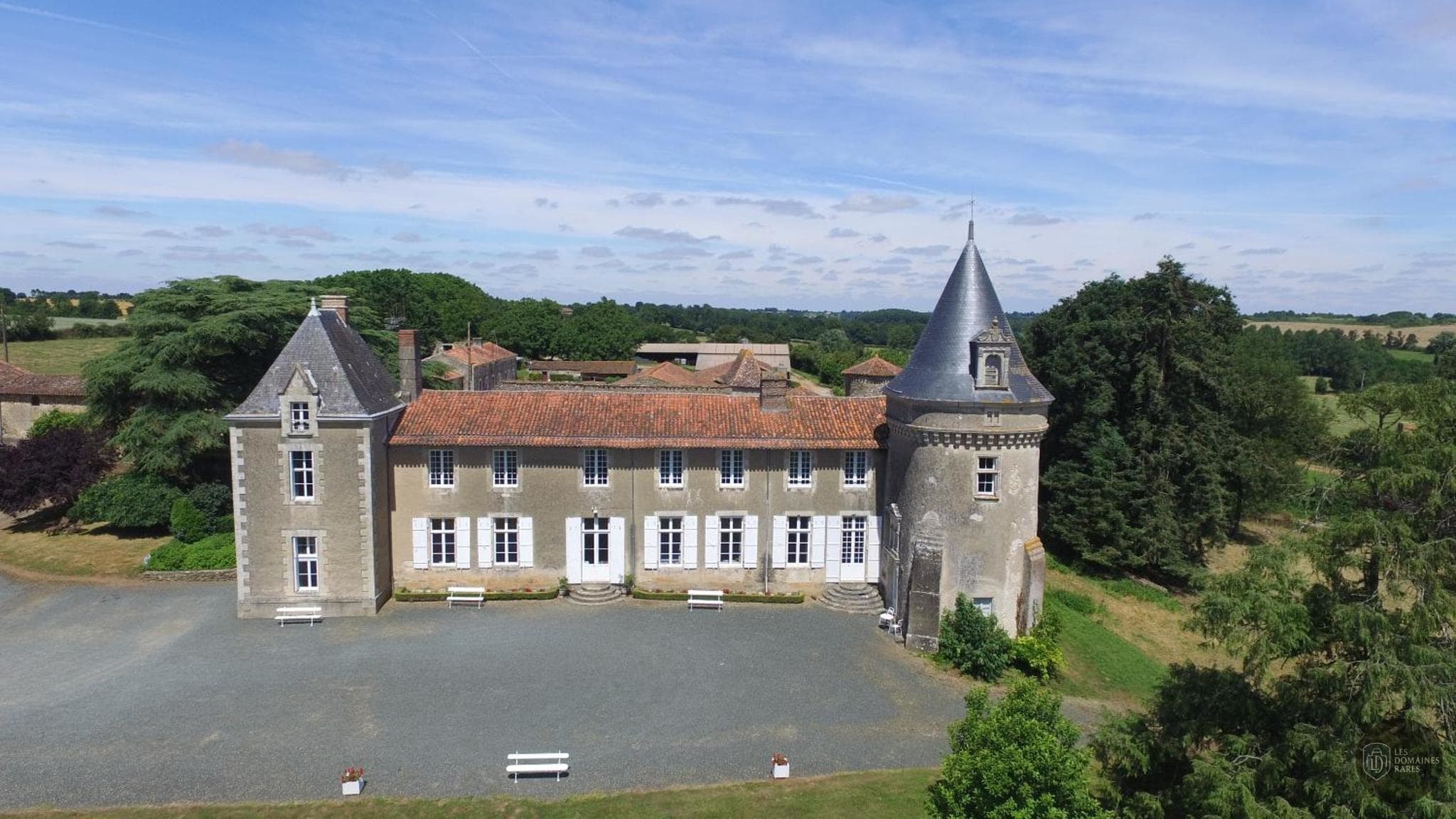 Vue extérieure du manoir Manoir de Ponsay à Chantonnay en Pays de la Loire