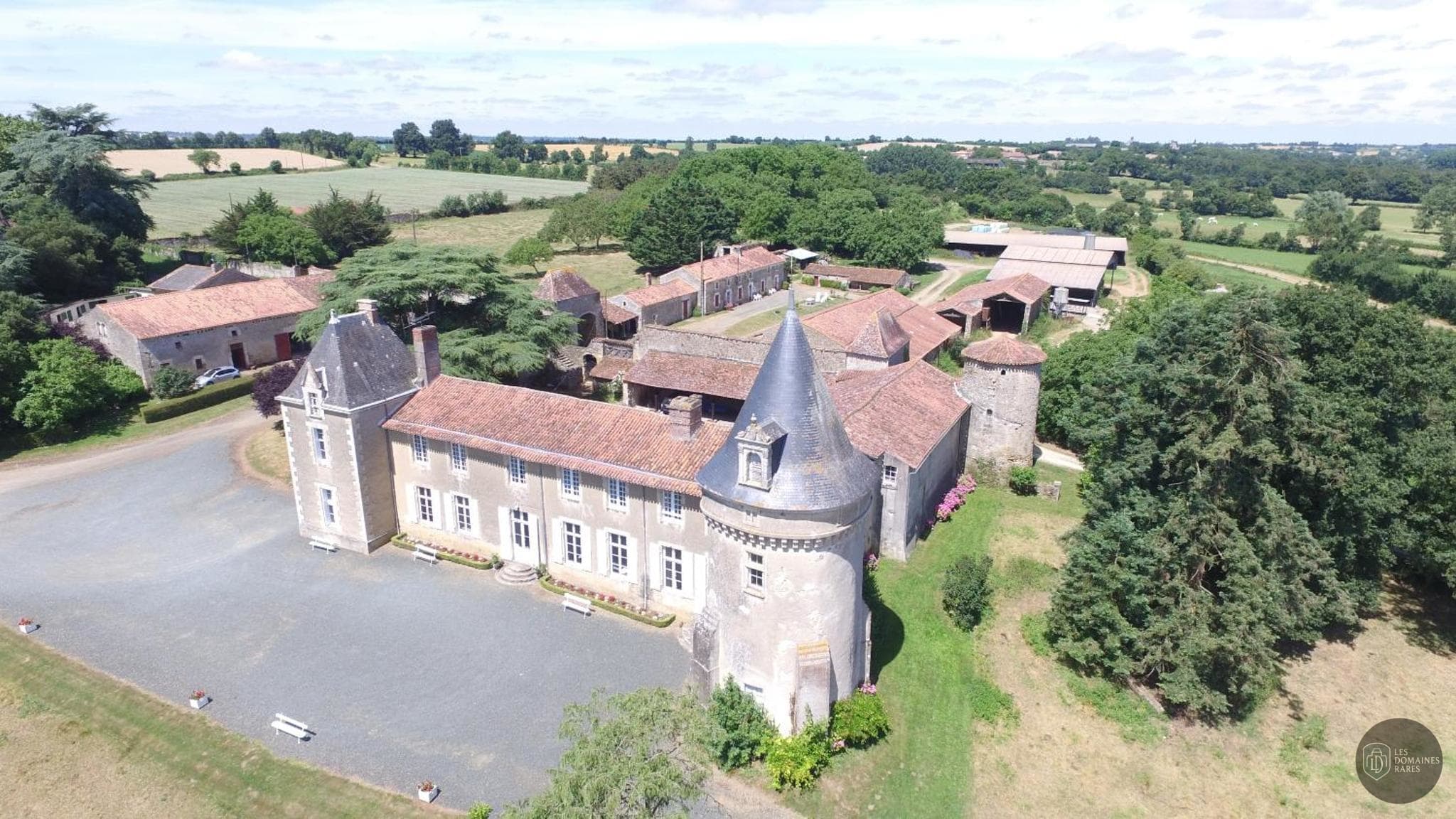 Vue extérieure du manoir Manoir de Ponsay à Chantonnay en Pays de la Loire
