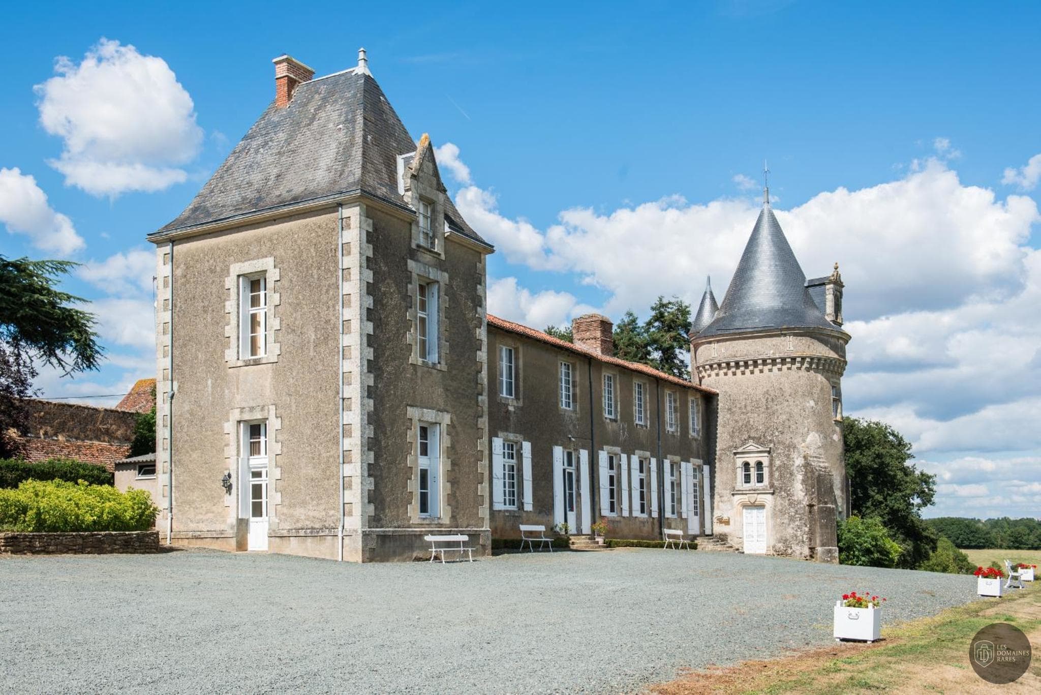 Vue extérieure du manoir Manoir de Ponsay à Chantonnay en Pays de la Loire