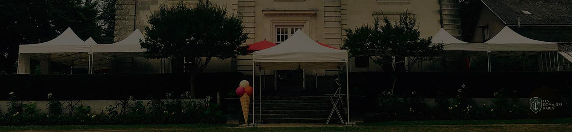 Tentes de réception devant le Manoir