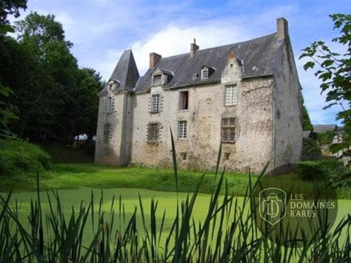 Vue extérieure du manoir Manoir de Rouesse à Laval en Pays de la Loire