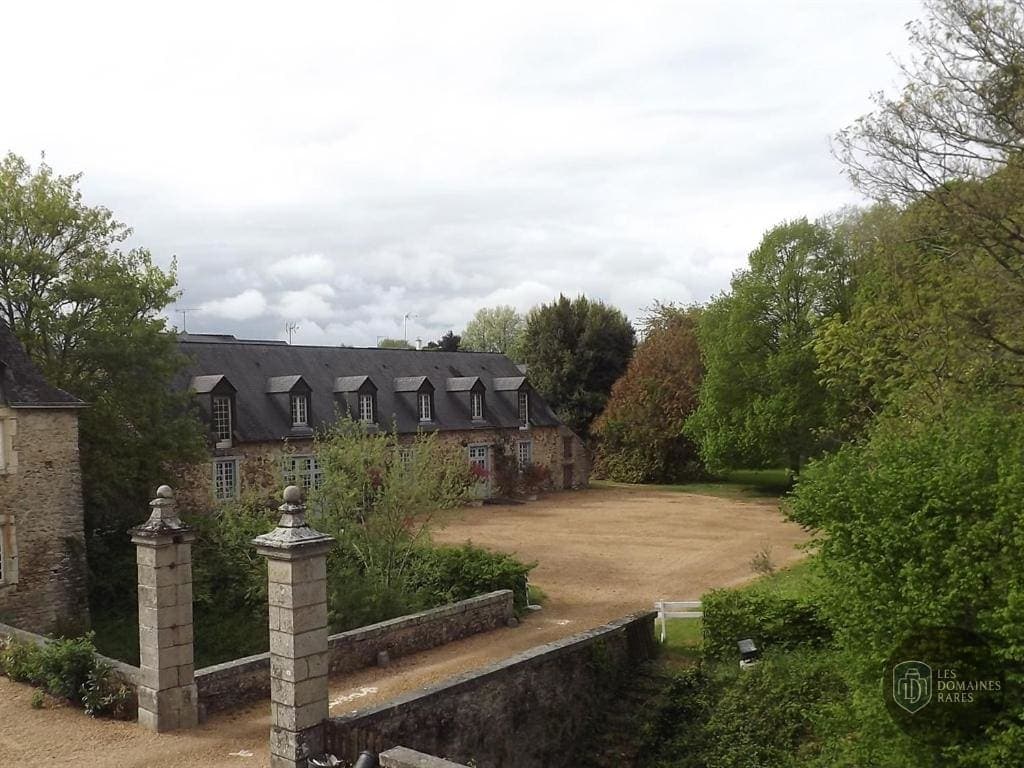 Vue extérieure du manoir Manoir de Rouesse à Laval en Pays de la Loire