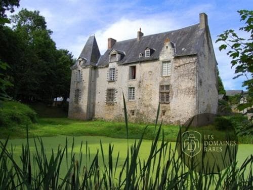 Vue extérieure du manoir Manoir de Rouesse à Laval en Pays de la Loire
