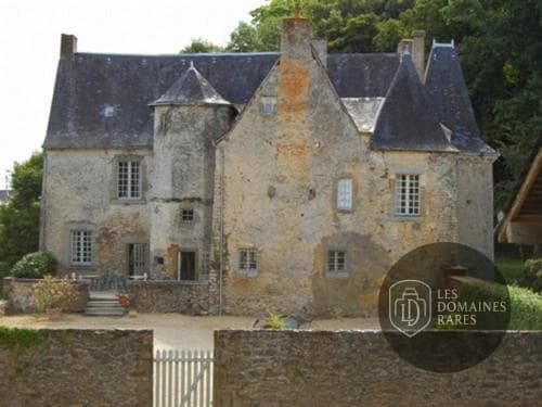 Vue extérieure du manoir Manoir de Rouesse à Laval en Pays de la Loire