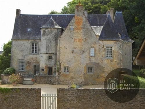 Vue extérieure du manoir Manoir de Rouesse à Laval en Pays de la Loire