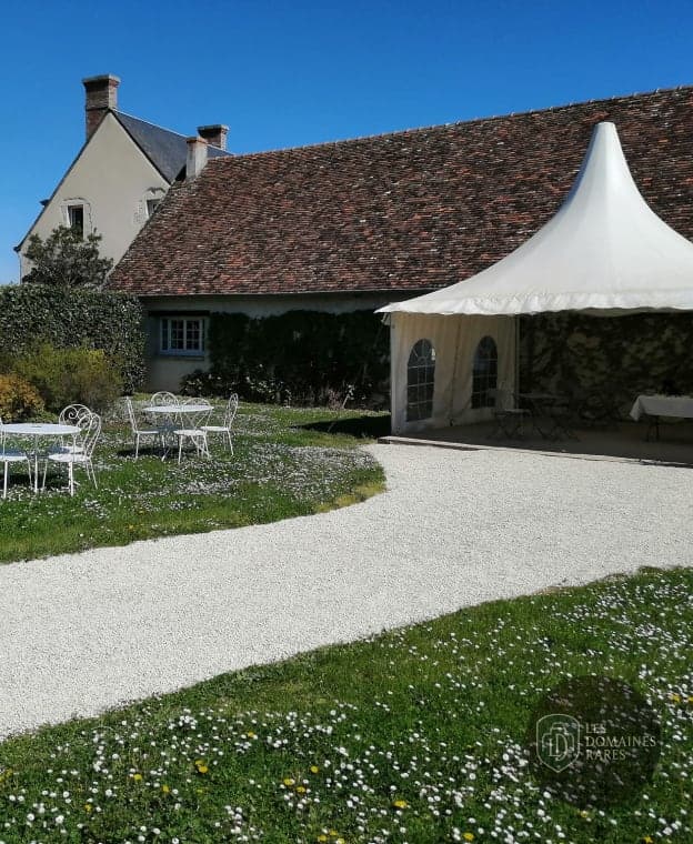 Manoir avec terrasse et tente extérieure