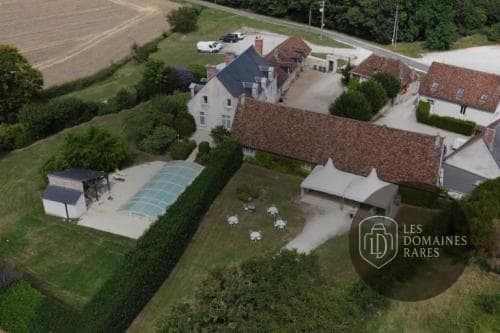Vue aérienne du manoir et de la piscine