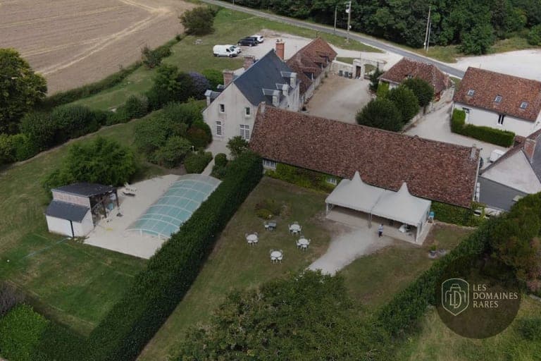 Vue aérienne du manoir avec piscine