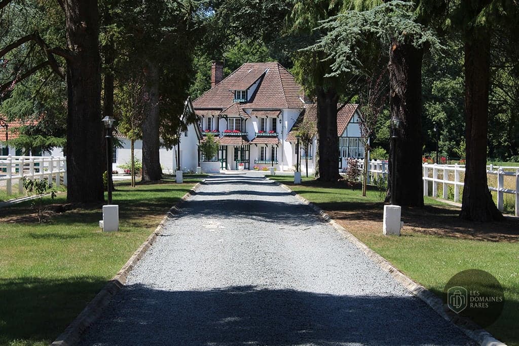 Vue extérieure du manoir Manoir des Essarts à Houdancourt en Hauts-de-France