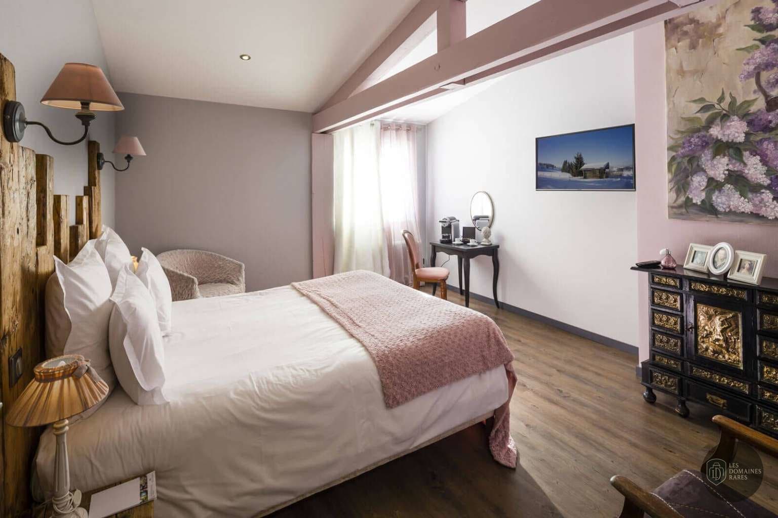 Chambre confortable avec lit double