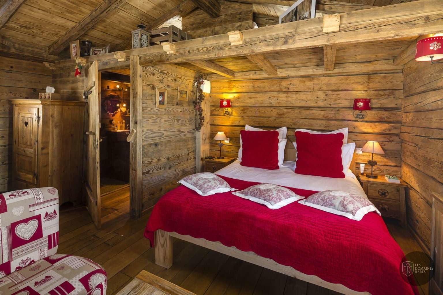 Chambre chalet avec lit double rouge