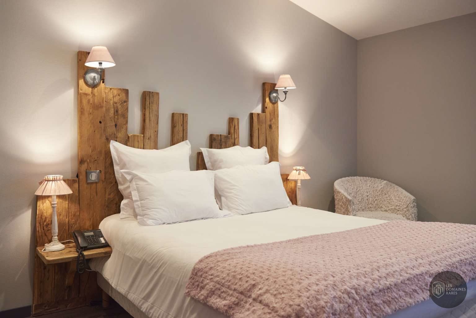 Chambre lit double décor boiseries