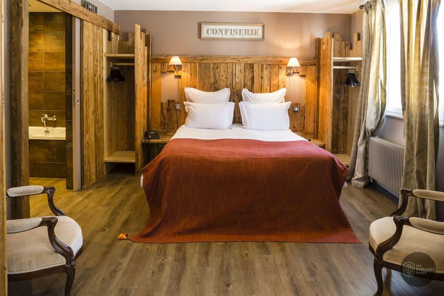 Chambre avec grand lit et boiseries