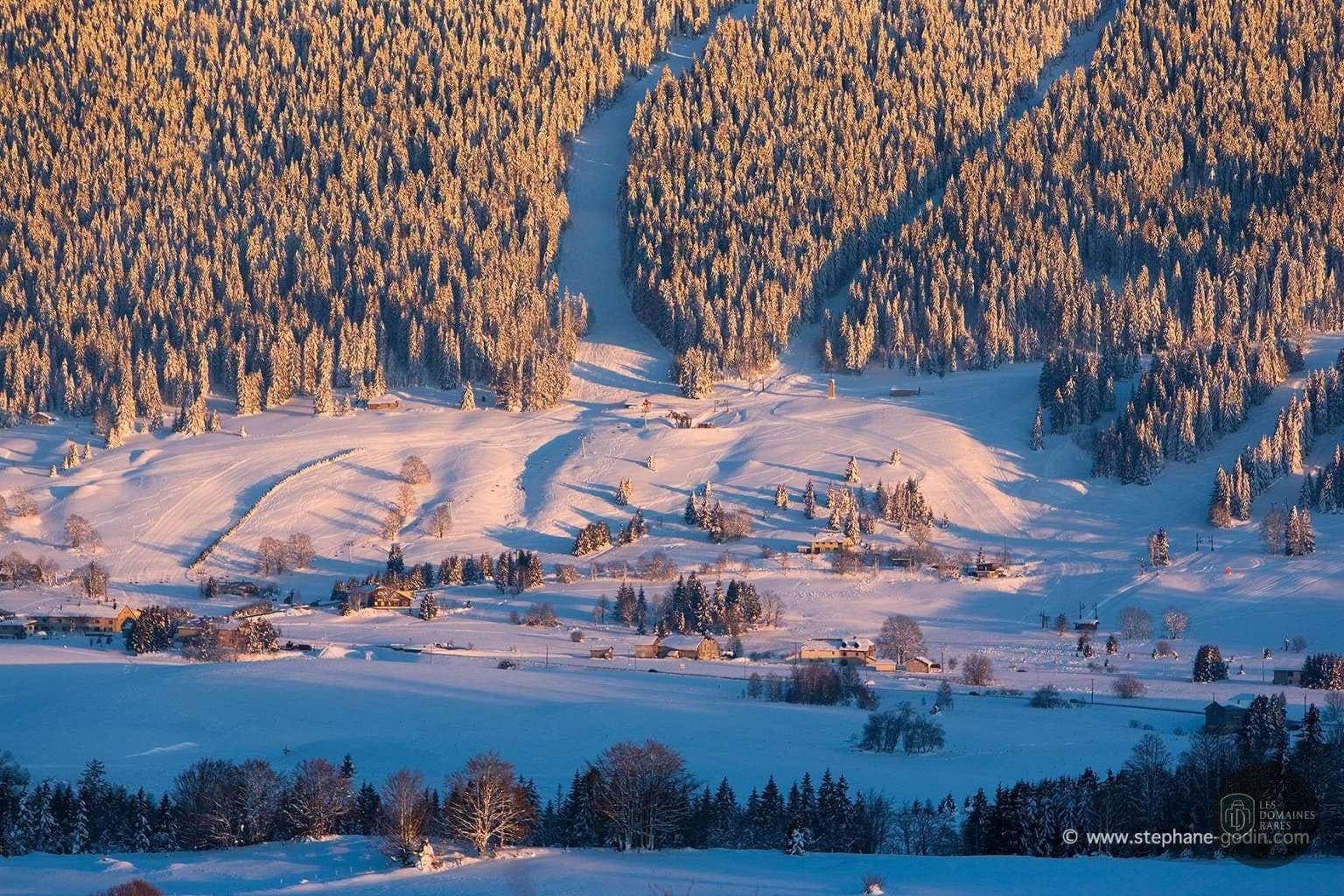 Vue enneigée sur le paysage montagneux