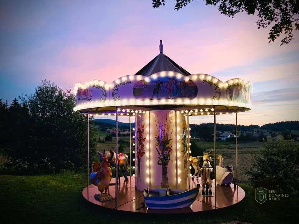 Manège illuminé en soirée dans le jardin