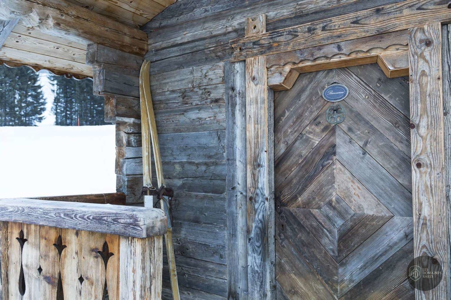 Détail architectural extérieur avec skis