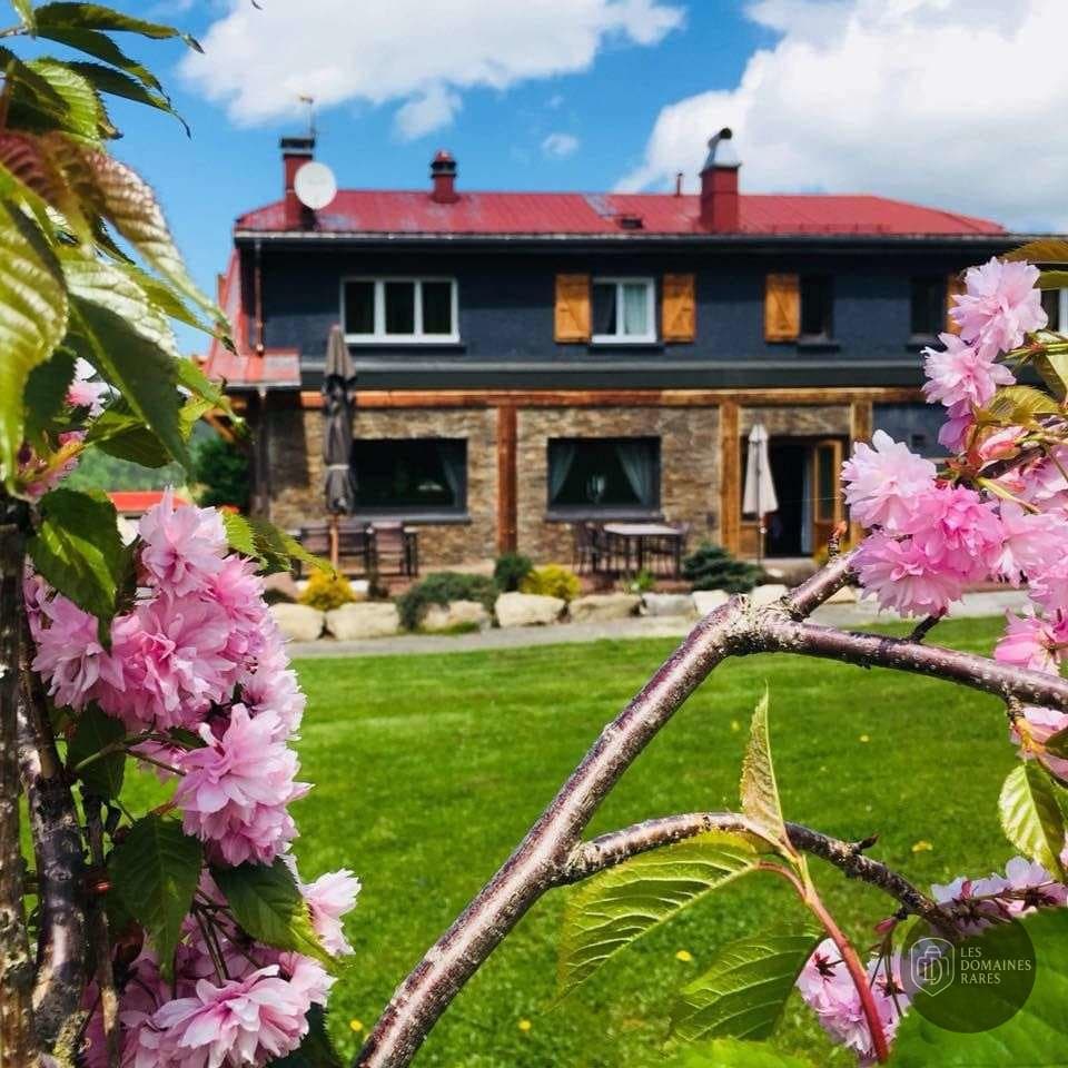 Façade du manoir avec terrasse