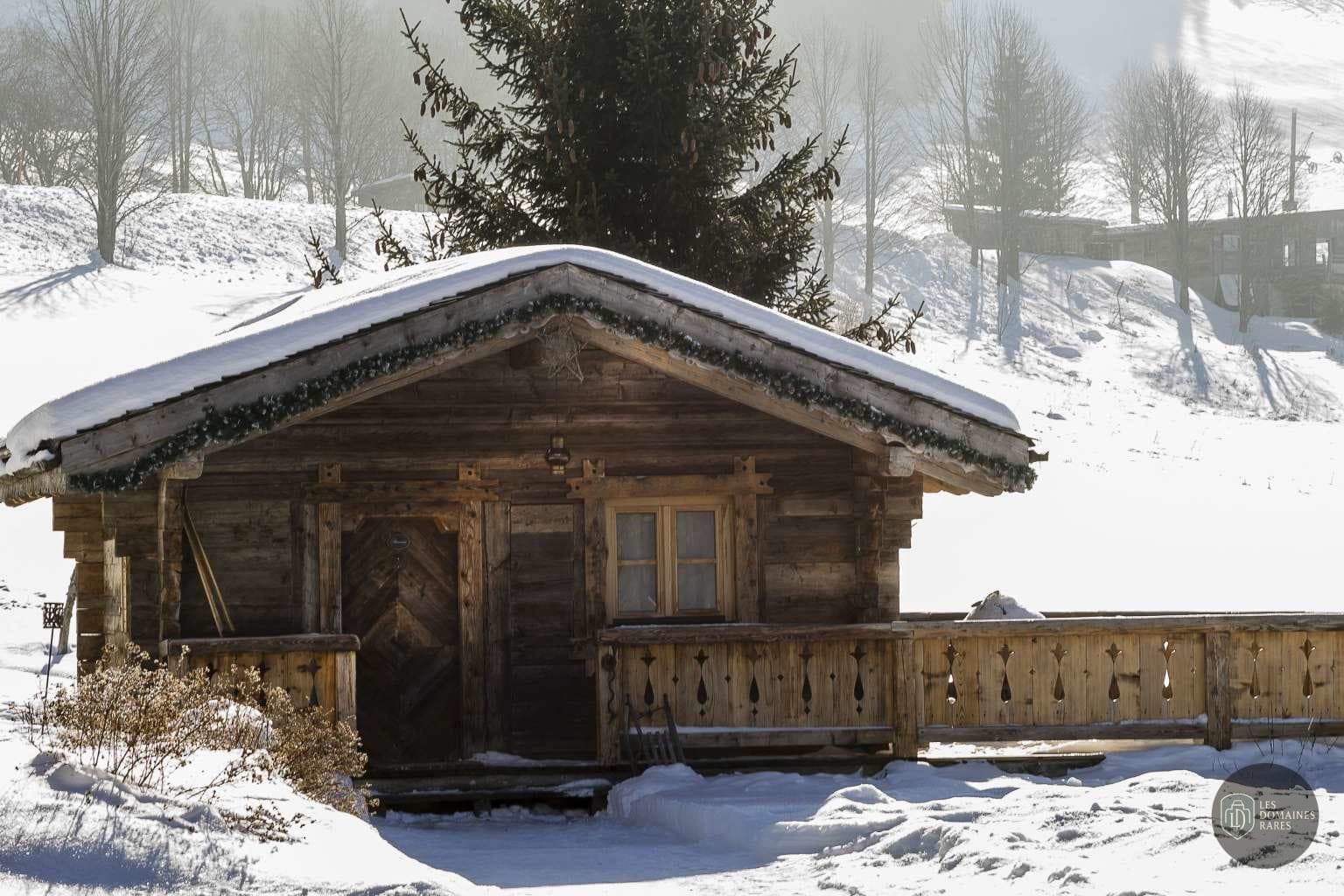 Chalet extérieur enneigé en hiver