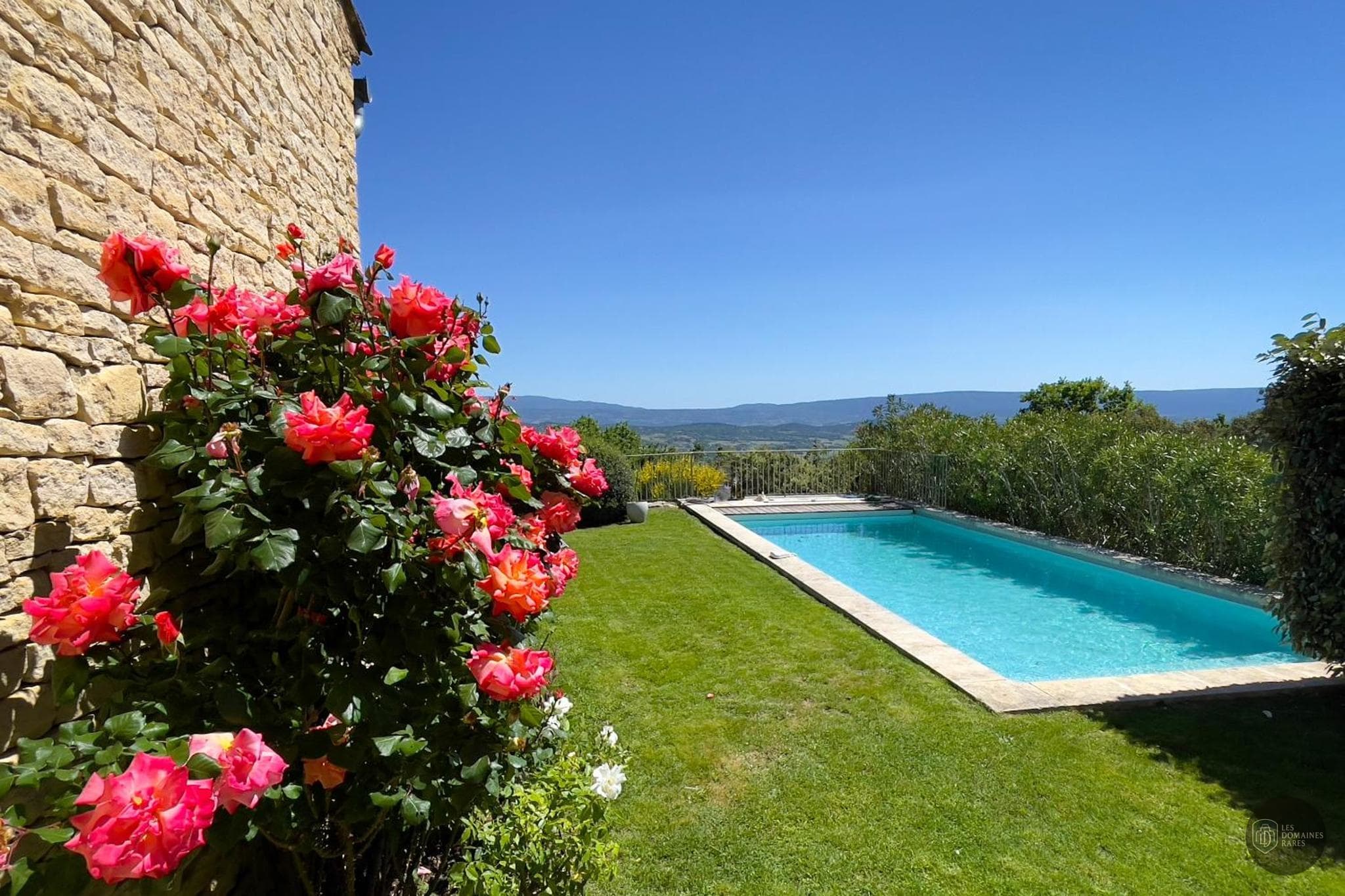 Piscine et activités du domaine Mas Bellevue en Provence-Alpes-Côte d'Azur