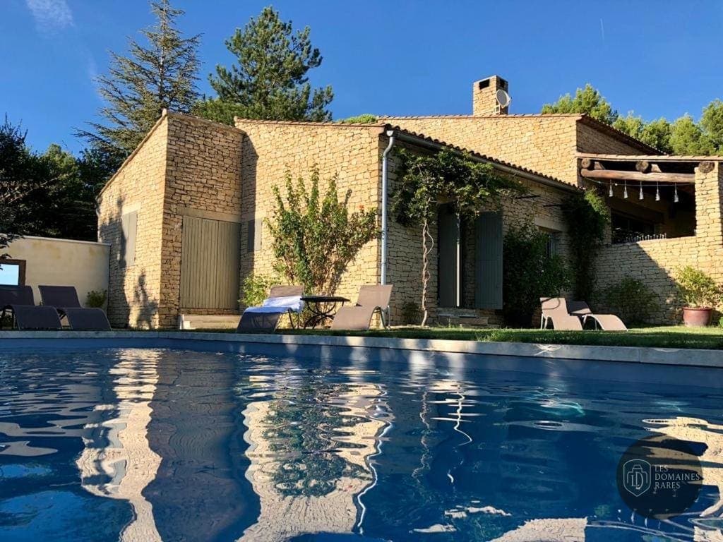 Piscine et activités du domaine Mas Bellevue en Provence-Alpes-Côte d'Azur